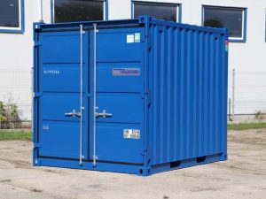 Blauer 8-Fuß-Container von Neubach Container – mit Doppelflügeltür, freistehend auf Firmengelände