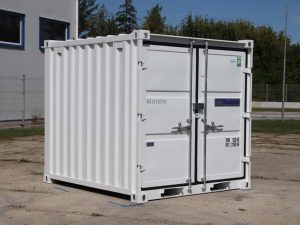 Reinweißer 8-Fuß-Container von Neubach Container – mit Doppelflügeltür, freistehend auf Industriefläche