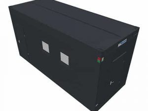 3D-Modell eines schwarzen Containers von Neubach Container – mit zwei Fenstern und Tür, perspektivische Außenansicht