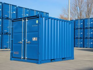 Blauer 10-Fuß-Lagercontainer von Neubach Container – Außenansicht mit Doppeltür auf Containerlagerplatz