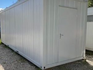 Weißer Einzelcontainer von Neubach Container – mit geschlossener Tür, freistehend auf Kiesfläche