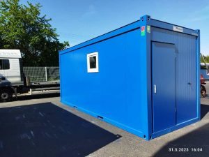 Blauer Einzelcontainer von Neubach Container – mit Fenster und Tür, freistehend auf einem Hof