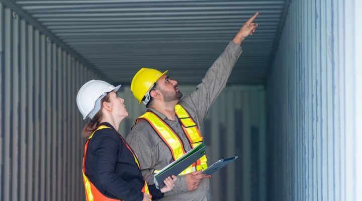 Mitarbeiter checken Container Belüftung und Kondensation