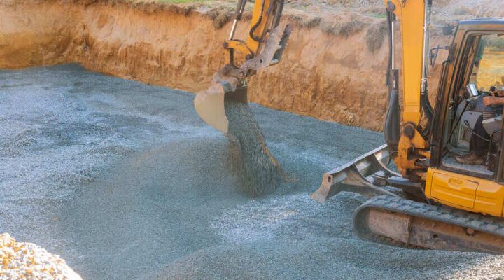 Bagger arbeitet an Fundament für Container