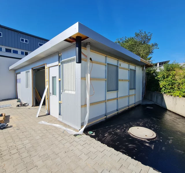 Containeranlage von Neubach Container bei Feuerbacher GbR – Modulbau mit Fenstern, Flachdach und Versorgungsanschlüssen