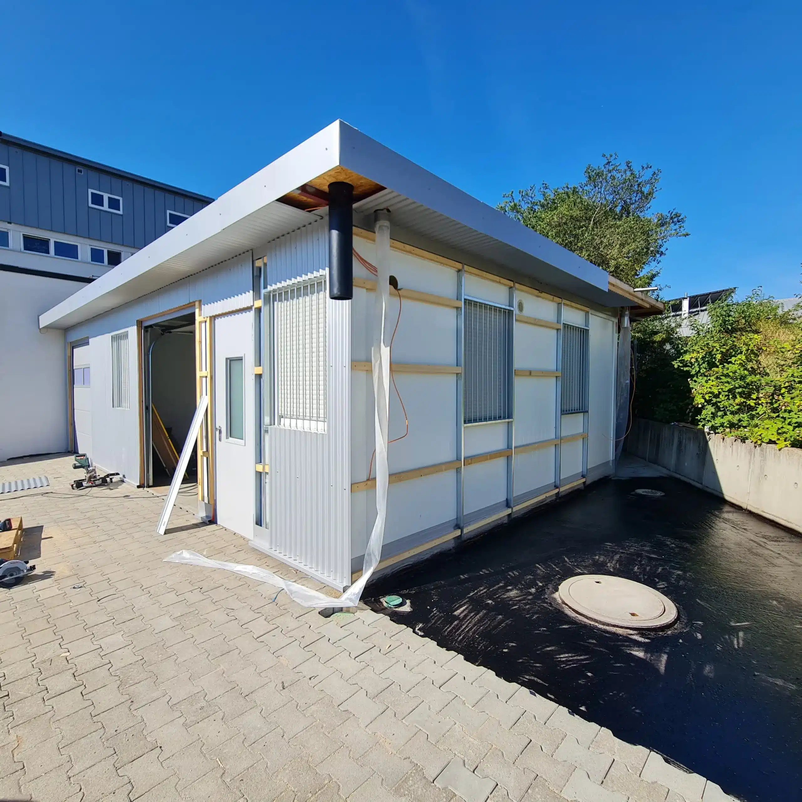 Containeranlage von Neubach Container bei Feuerbacher GbR – Modulbau mit Fenstern, Flachdach und Versorgungsanschlüssen
