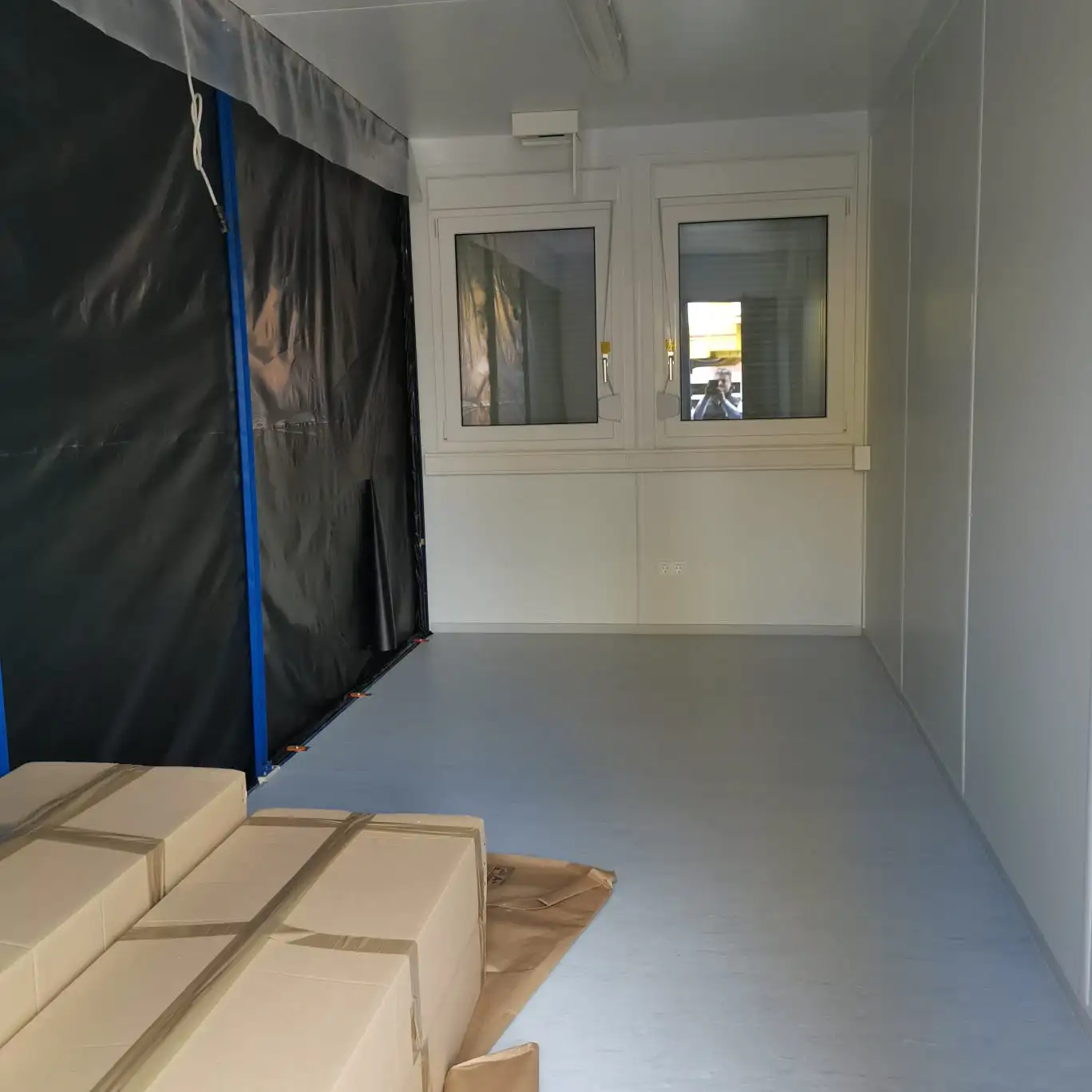 Innenansicht eines Containers von Neubach Container bei Koop-Brinkmann – mit zwei Fenstern und Kartons