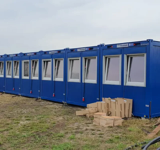 Containeranlage von Neubach Container bei Koop-Brinkmann – mehrere Container nebeneinander auf Firmengelände