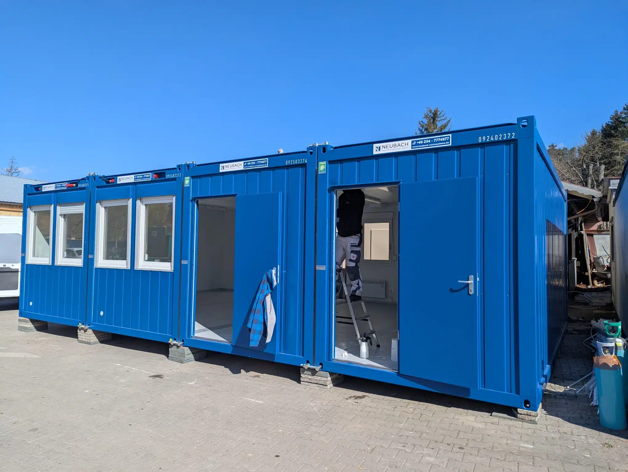 Blaue Containeranlage von Neubach Container bei Mölter – Modulaufbau mit Fenstern, Türen und Innenausbau