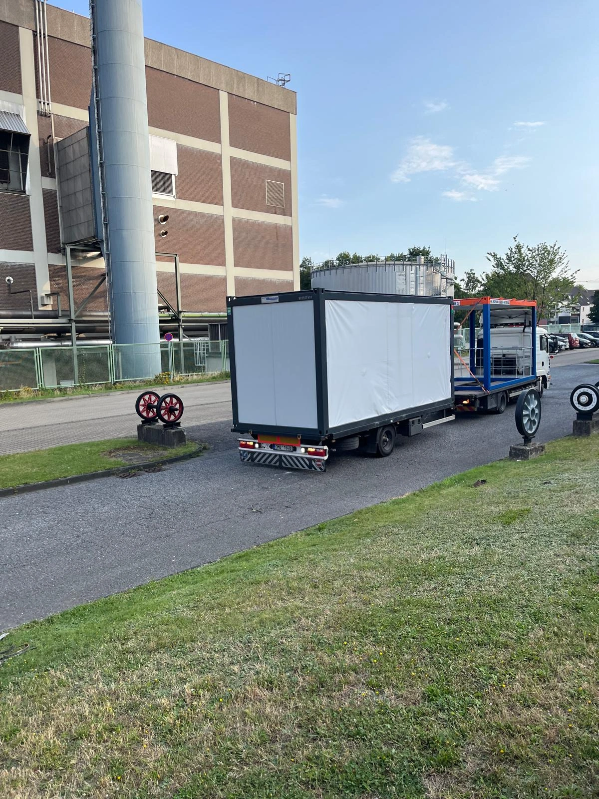 Aufbau der Bürocontainer-Anlage bei der Gutehoffnungshütte Radsatz GmbH in Oberhausen
