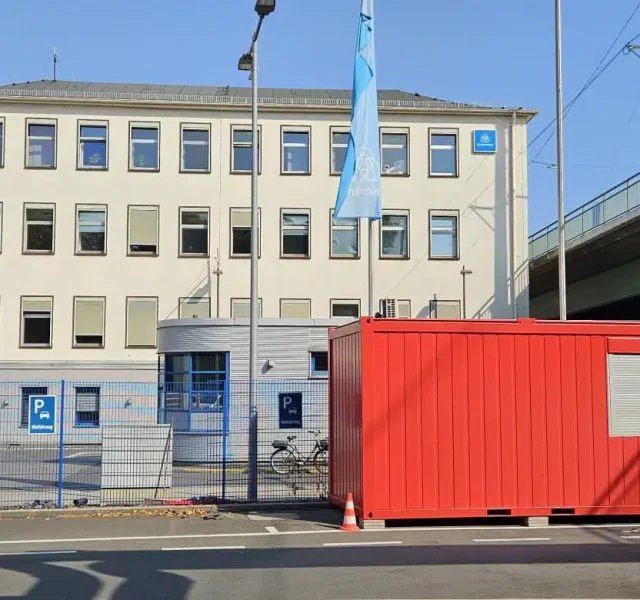 Neubach Bürocontainer 16 Fuß in Feuerrot RAL 3000 bei ThyssenKrupp in Gelsenkirchen geliefert und aufgestellt