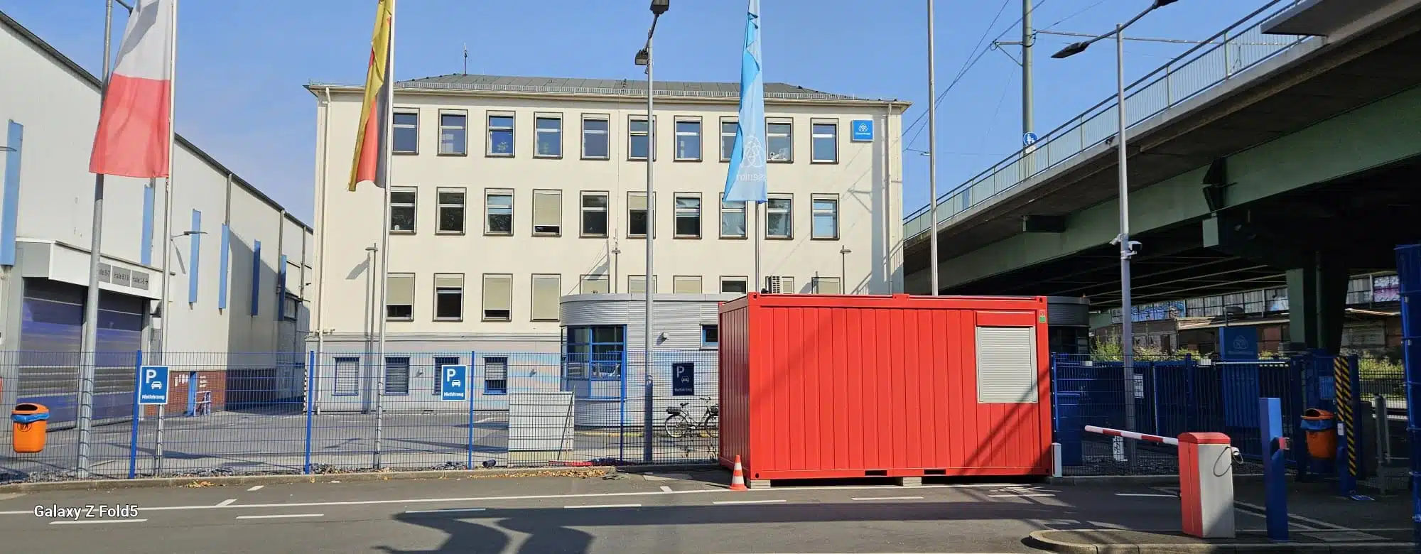 Neubach Bürocontainer 16 Fuß in Feuerrot RAL 3000 bei ThyssenKrupp in Gelsenkirchen geliefert und aufgestellt
