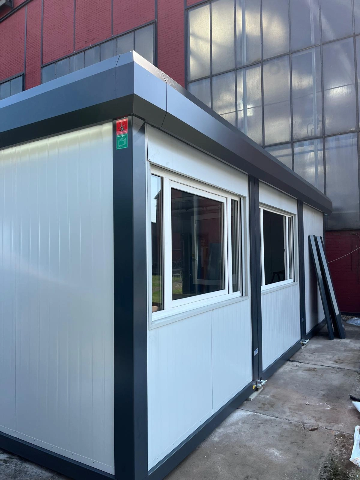 Bürocontainer-Anlage in RAL 7035 Lichtgrau und RAL 7016 Anthrazitgrau in Oberhausen