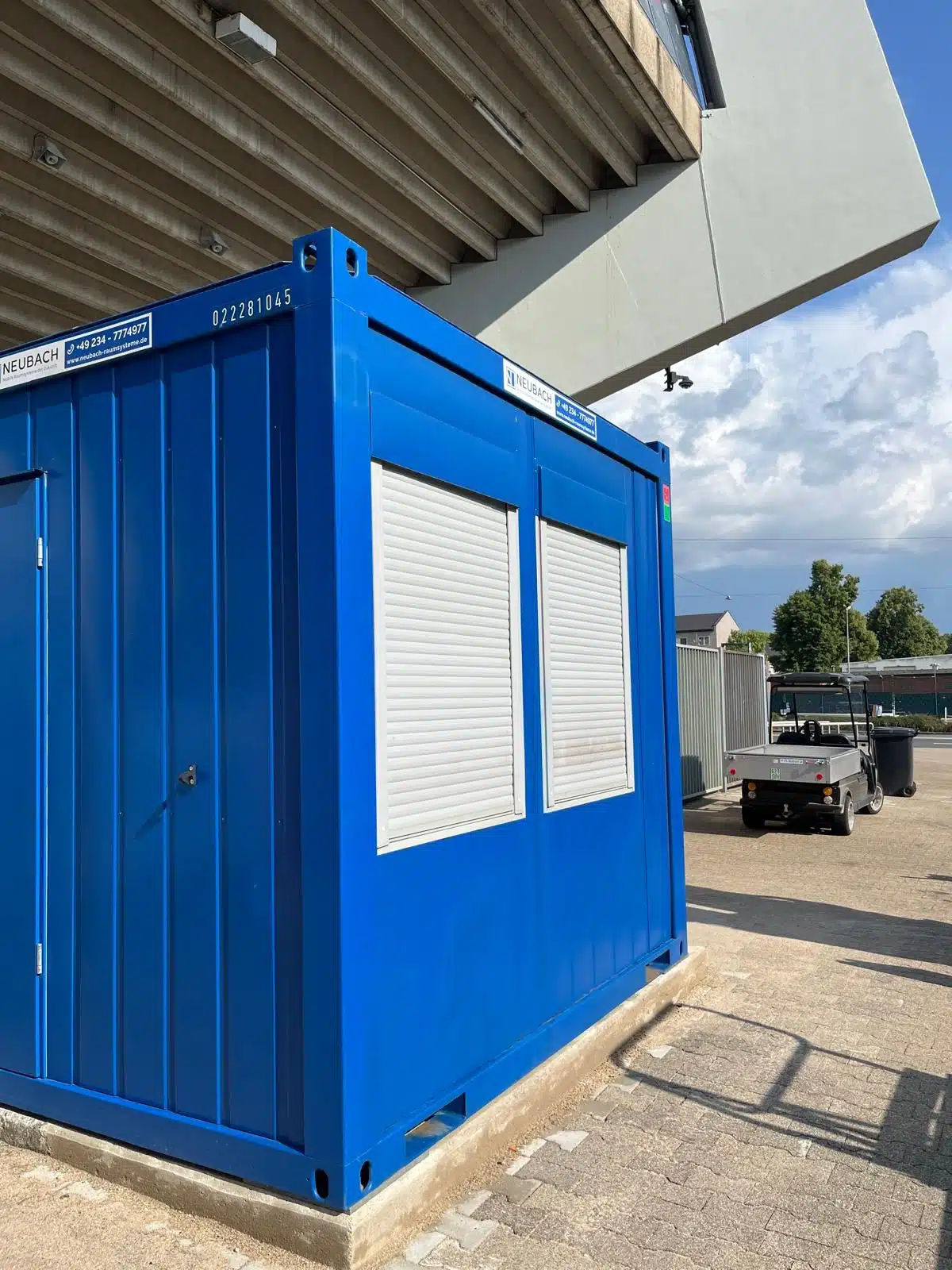 Seitenansicht des blauen Raumcontainers 10 Fuß als Kassenhäuschen beim VfL Bochum