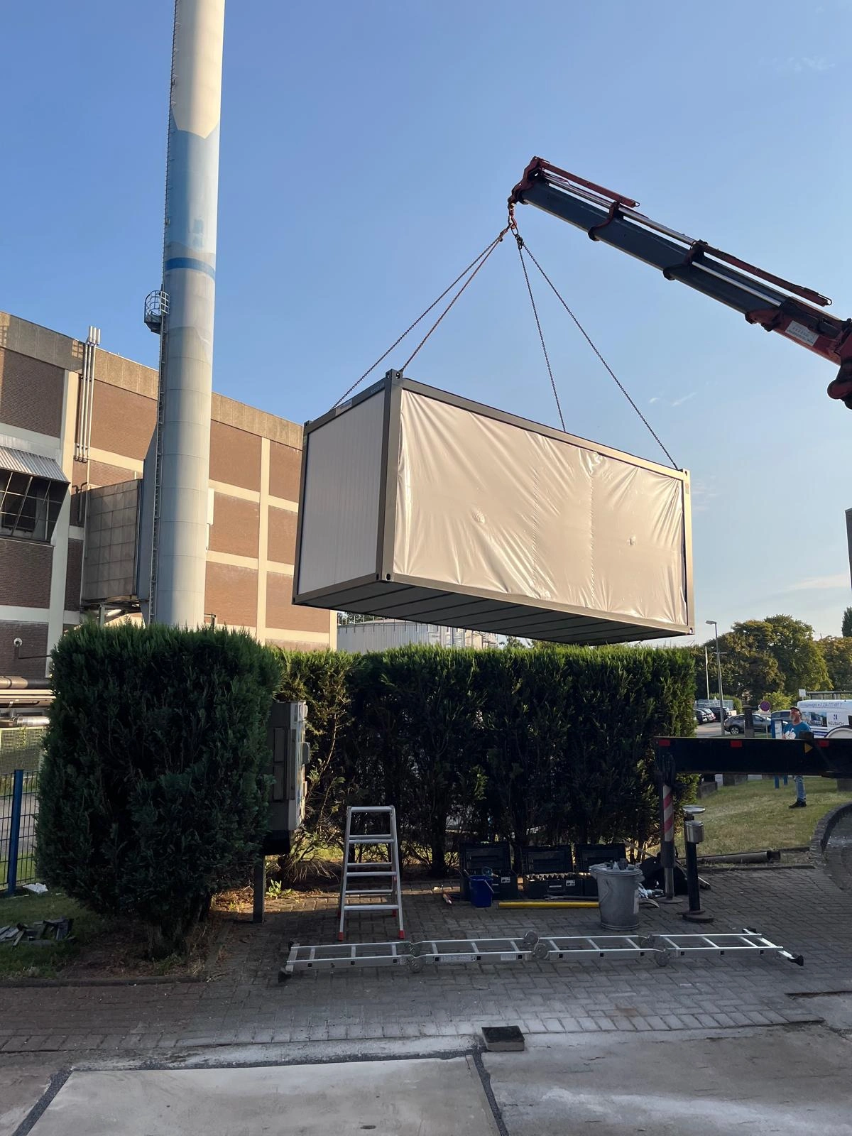 Kranarbeiten bei der Aufstellung der Containeranlage in Oberhausen für die Gutehoffnungshütte