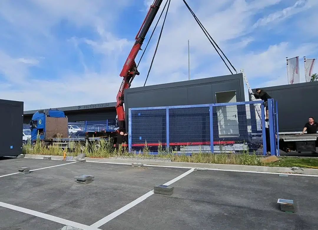Kranarbeiten zur Platzierung der Plus Line Bürocontainer bei Tiemeyer Bochum