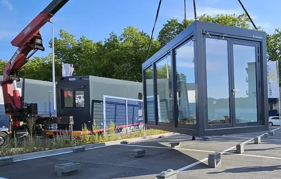 Kranmontage eines Plus Line Containers bei Tiemeyer Bochum