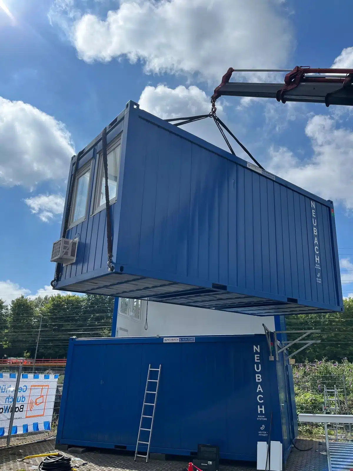 Montage einer Duo-Anlage aus 20-Fuß-Containern bei Hubert Bau in Bochum