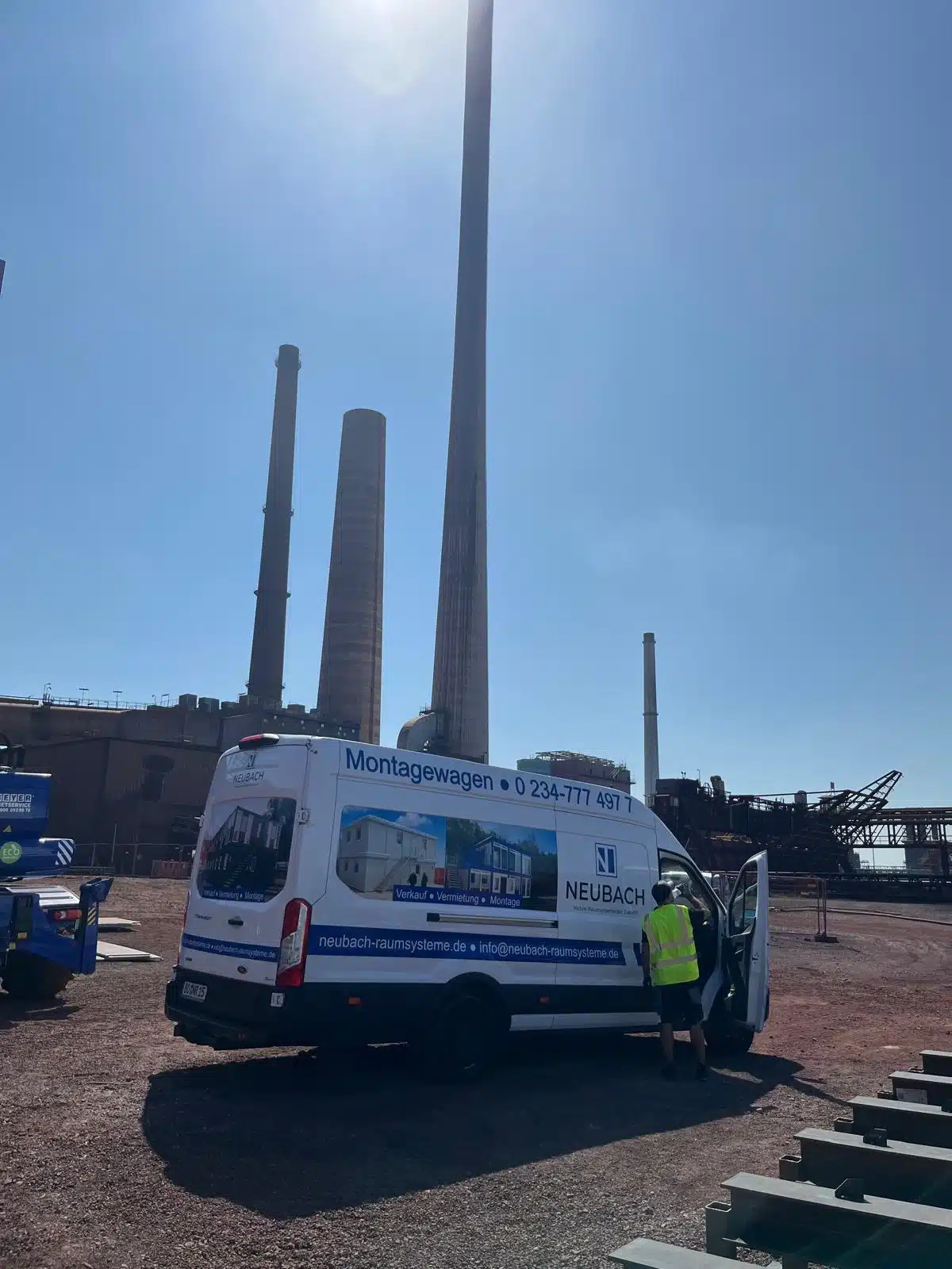 Neubach Montagewagen bei der Anlieferung von Seecontainern und Regalen auf dem ThyssenKrupp Gelände in Duisburg