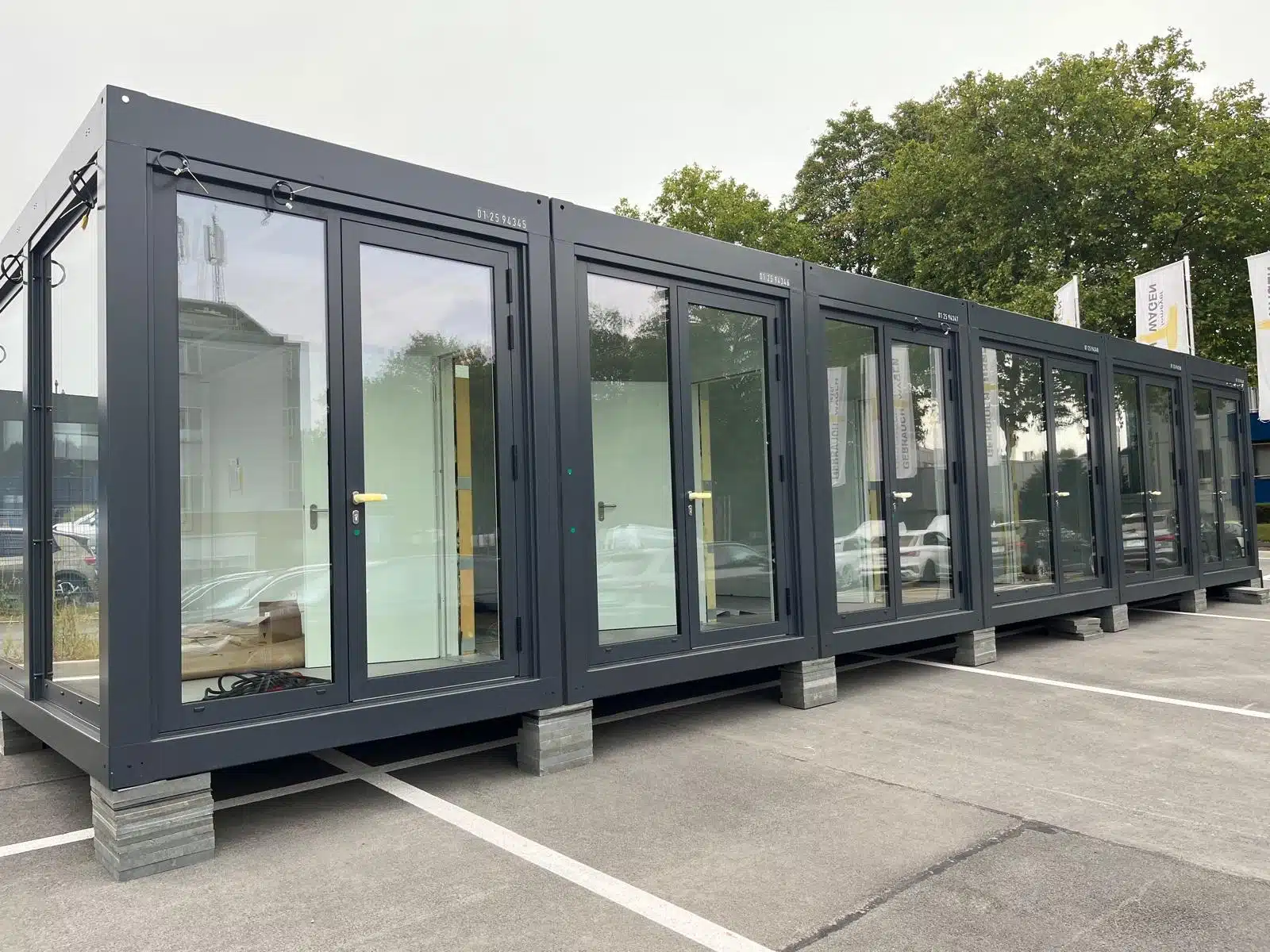 Bürocontainer der Plus Line Anlage mit Glasfassade bei Tiemeyer Bochum
