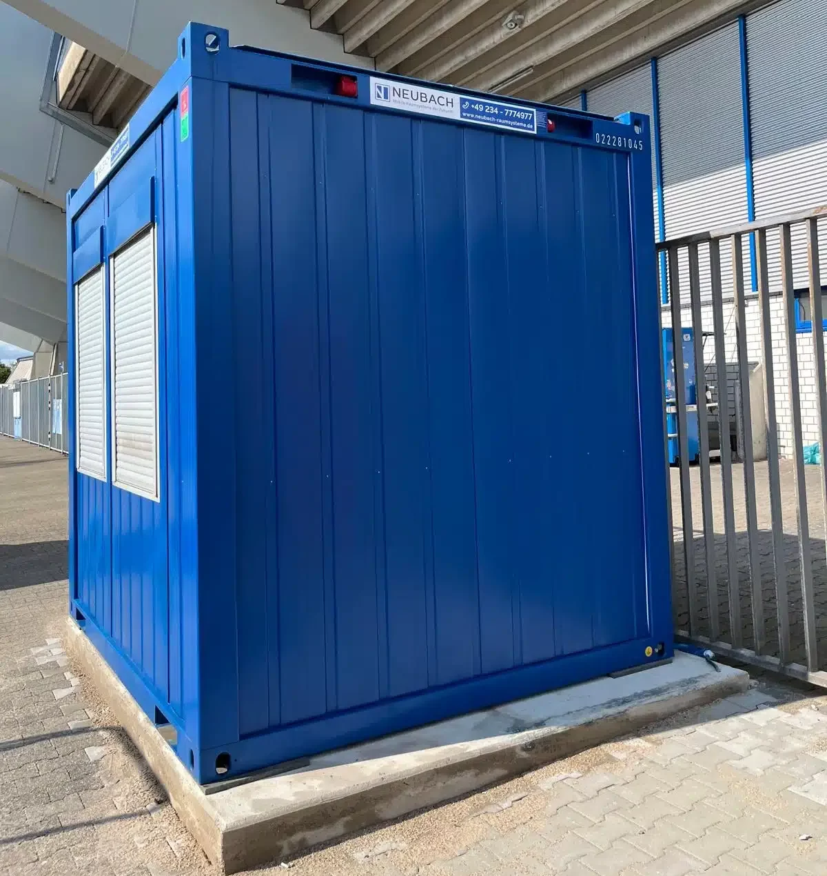 Blauer 10-Fuß-Raumcontainer als Kassenhäuschen mit Durchreiche beim VfL Bochum