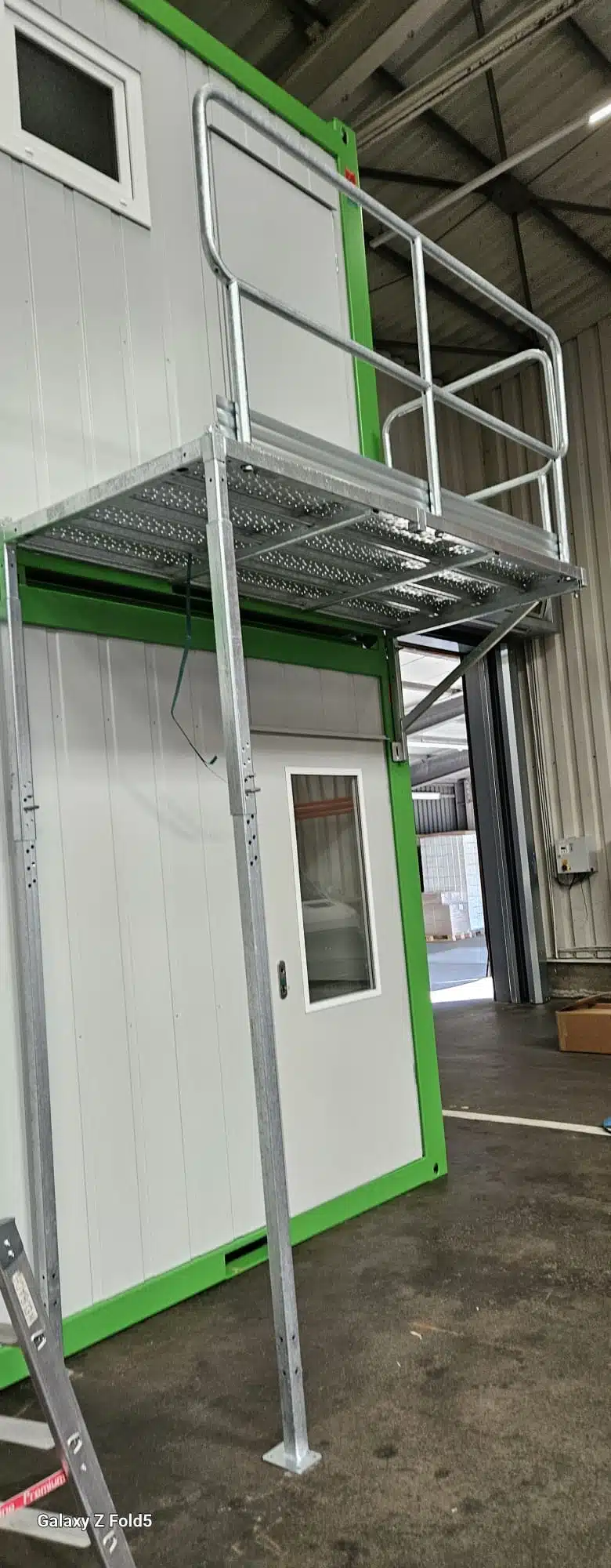 Bürocontainer mit Sonderlackierung RAL 7035 Lichtgrau und RAL 6018 Gelbgrün bei Aufstellung in Wuppertal