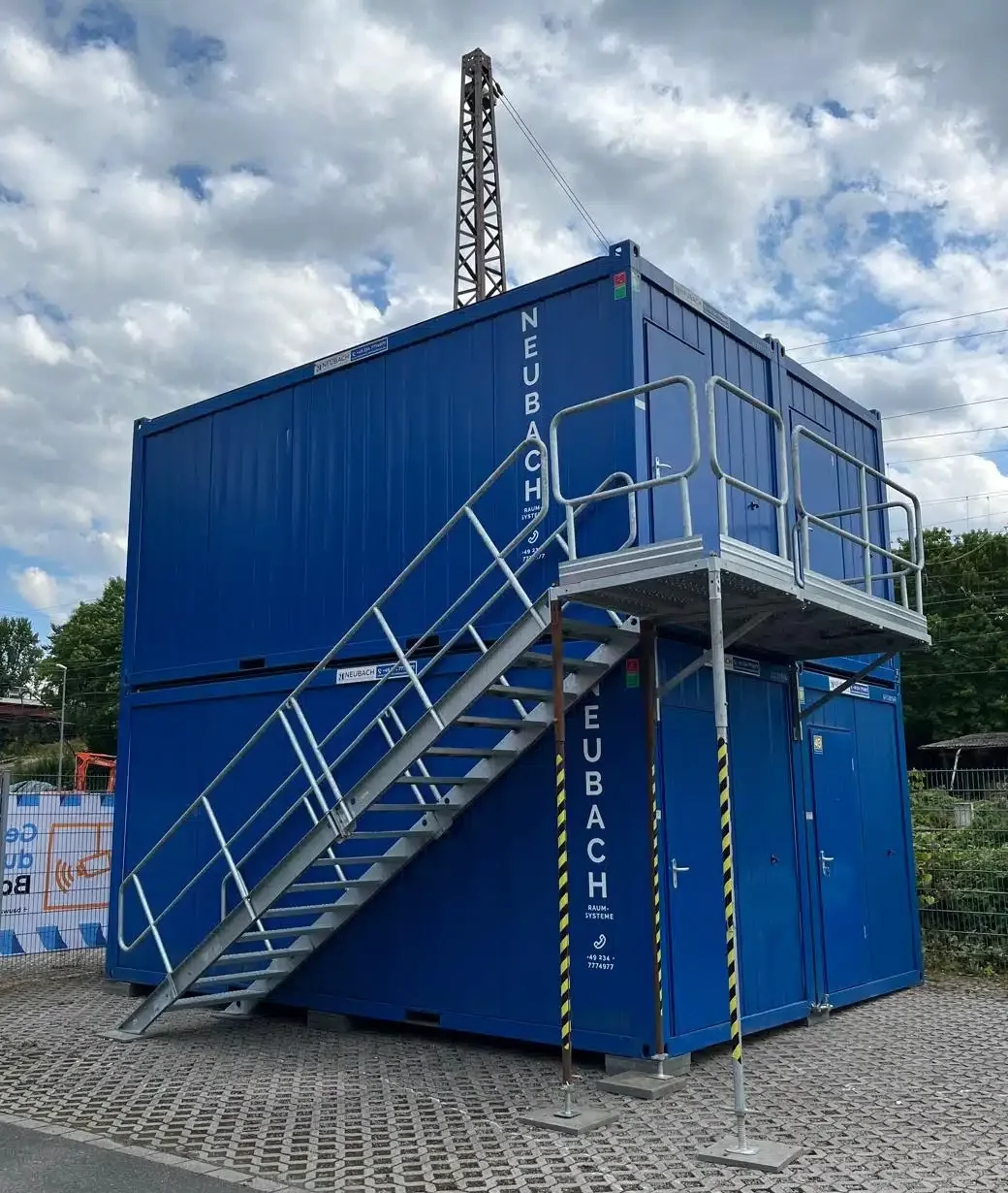 uo-Bürocontainer 20 Fuß mit Außentreppe bei Hubert Bau in Bochum