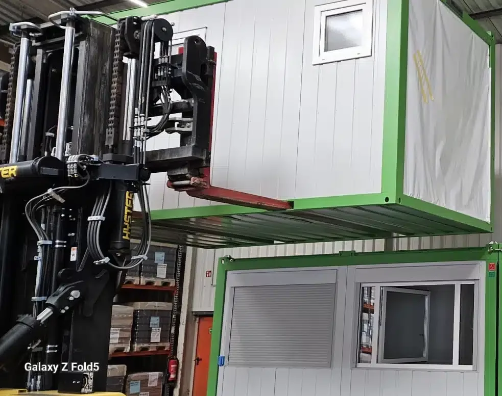 XL-Container 20 Fuß, 3 m breit, als Büroraum für Personal in Wuppertal, aufgestellt in einer Halle